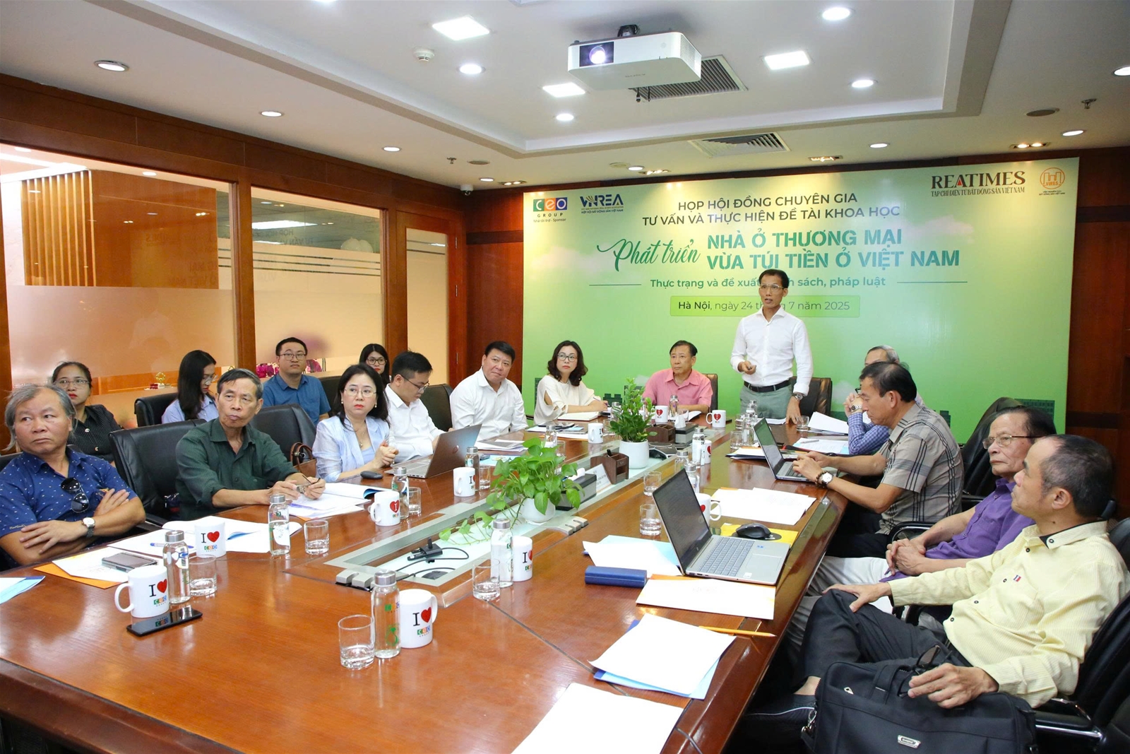 Họp Hội đồng tư vấn và thực hiện đề tài khoa học “Phát triển nhà ở thương mại vừa túi tiền ở Việt Nam: Thực trạng và đề xuất chính sách, pháp luật”